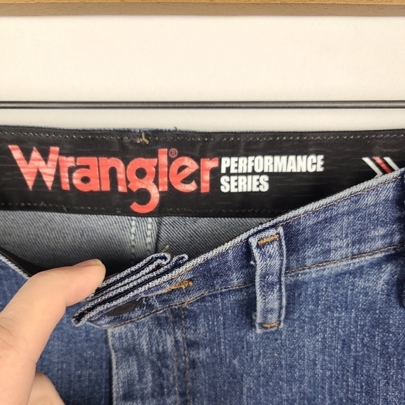 Wrangler Regular Fit Straight Leg Men's Jeans 44X30 Five Star Premium Denim NWT - Picture 3 of 5